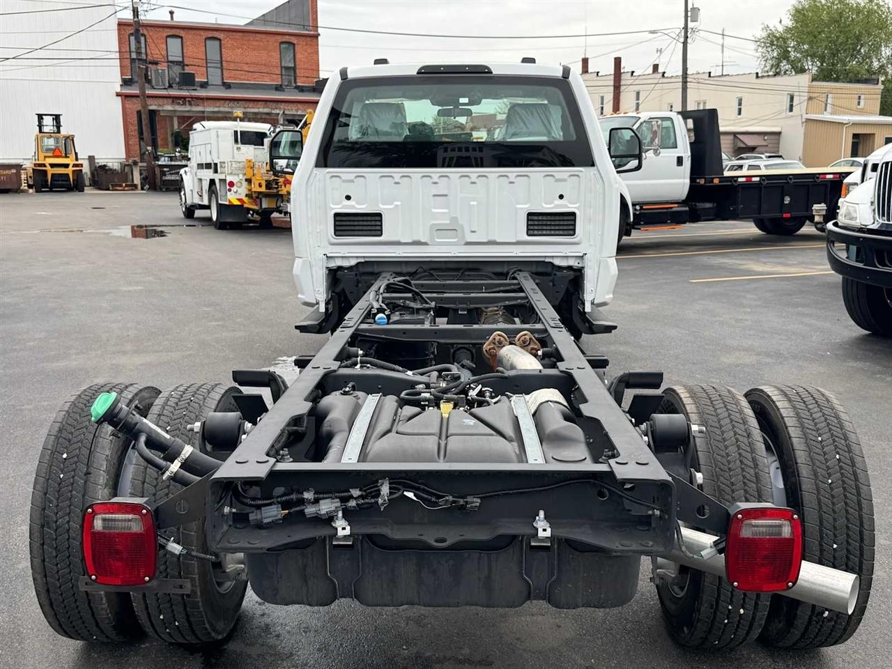 Ford Super Duty F-550 DRW XLT 2WD Reg Cab 145" WB 60" CA 2024