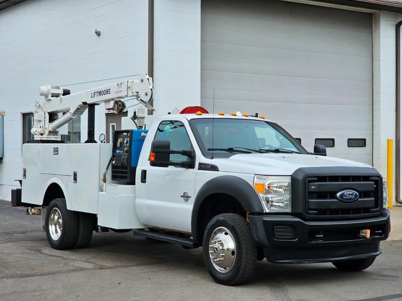 Ford Super Duty F-550 DRW 4WD Reg Cab 141" WB 60" CA XL 2016
