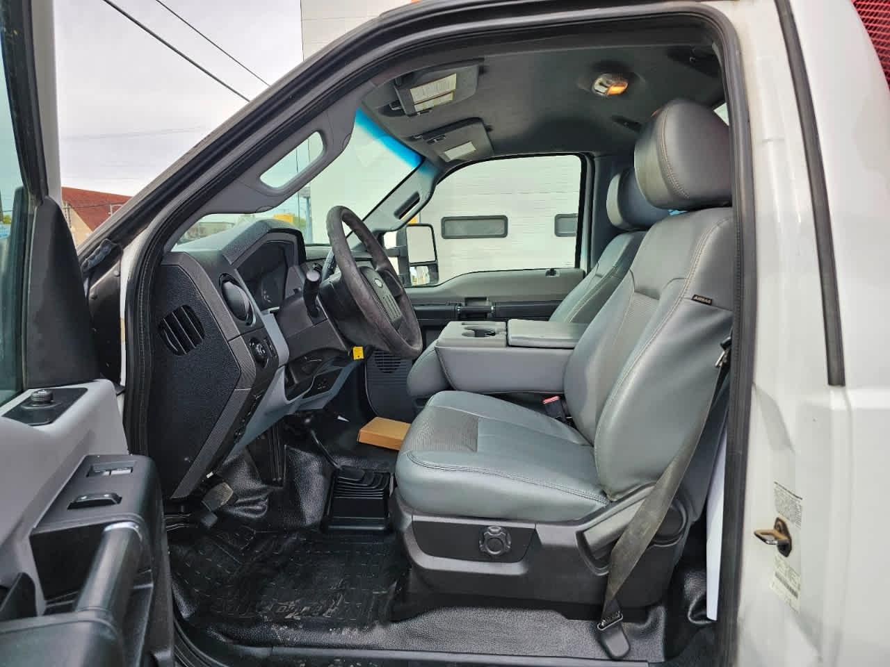 Ford Super Duty F-550 DRW 4WD Reg Cab 141" WB 60" CA XL 2016