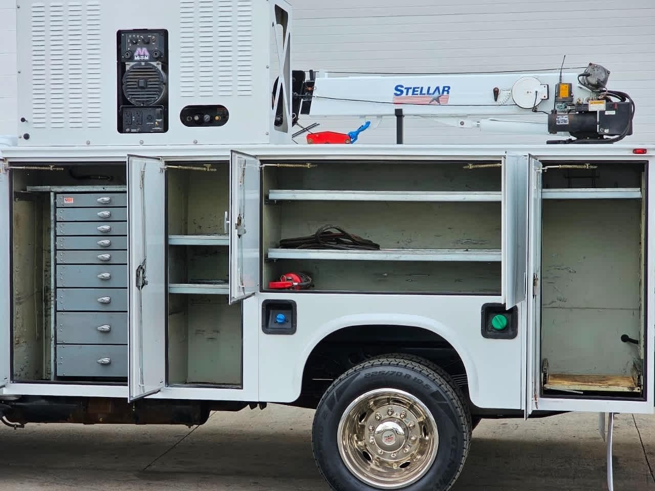 Ford Super Duty F-550 DRW 4WD Reg Cab 141" WB 60" CA XL 2015