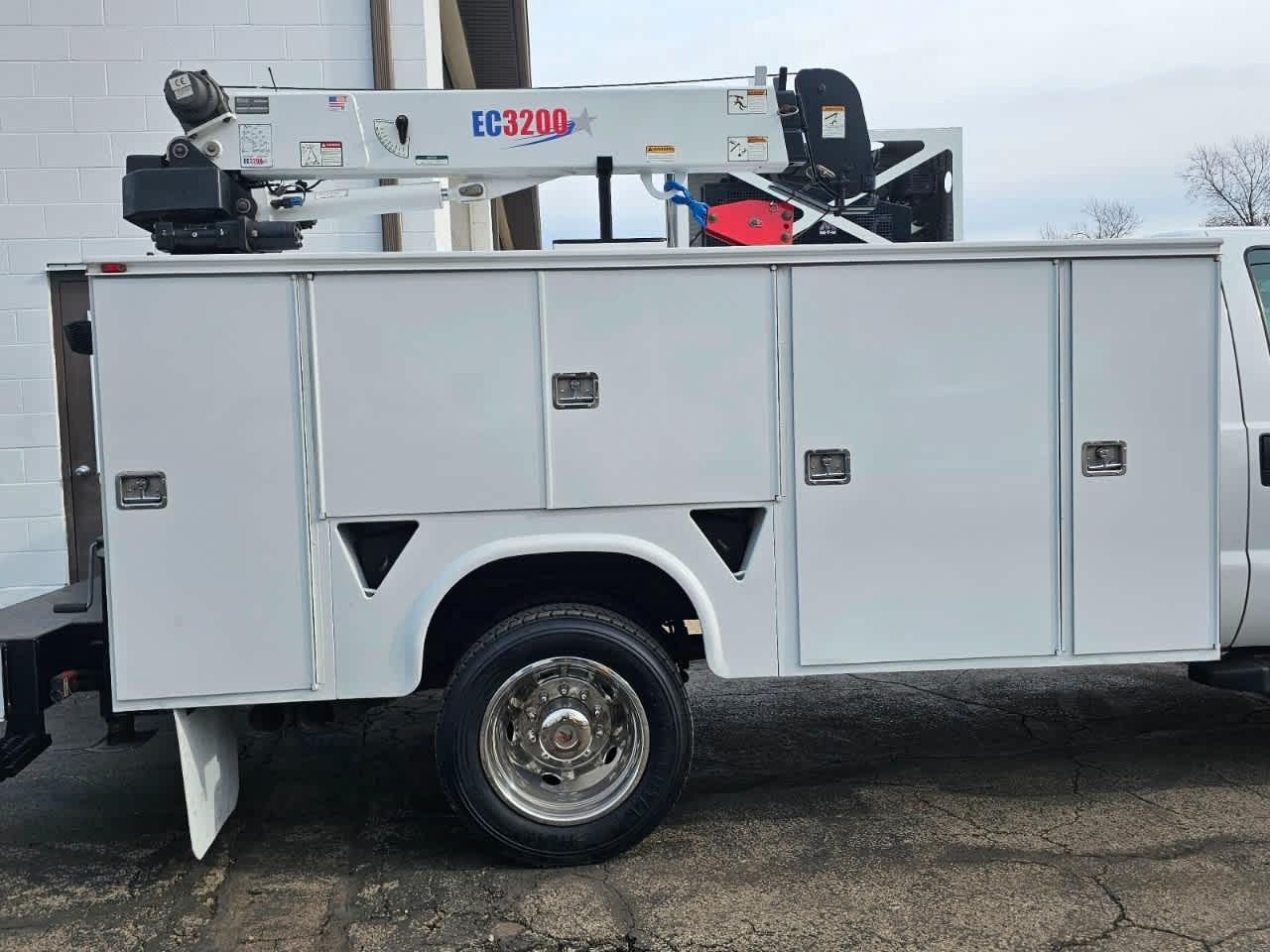 Ford Super Duty F-550 DRW 4WD Reg Cab 141" WB 60" CA XL 2015