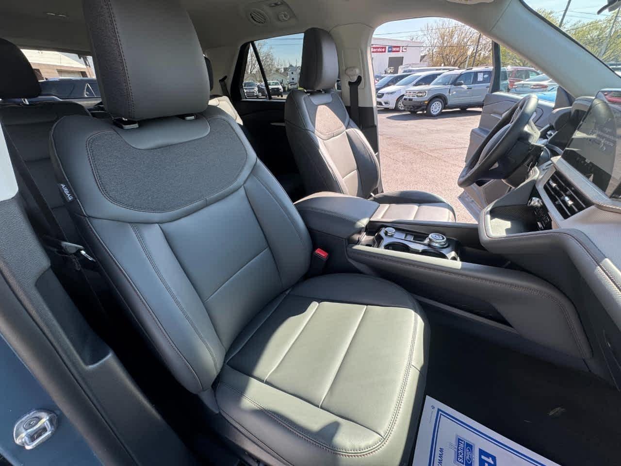 Ford Explorer Active w/100A Pkg 4WD 2026