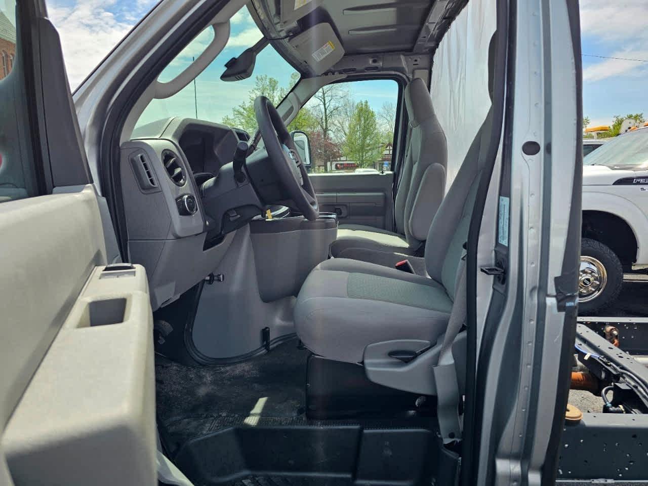 Ford E-Series Cutaway E-350 DRW 176" WB 2027