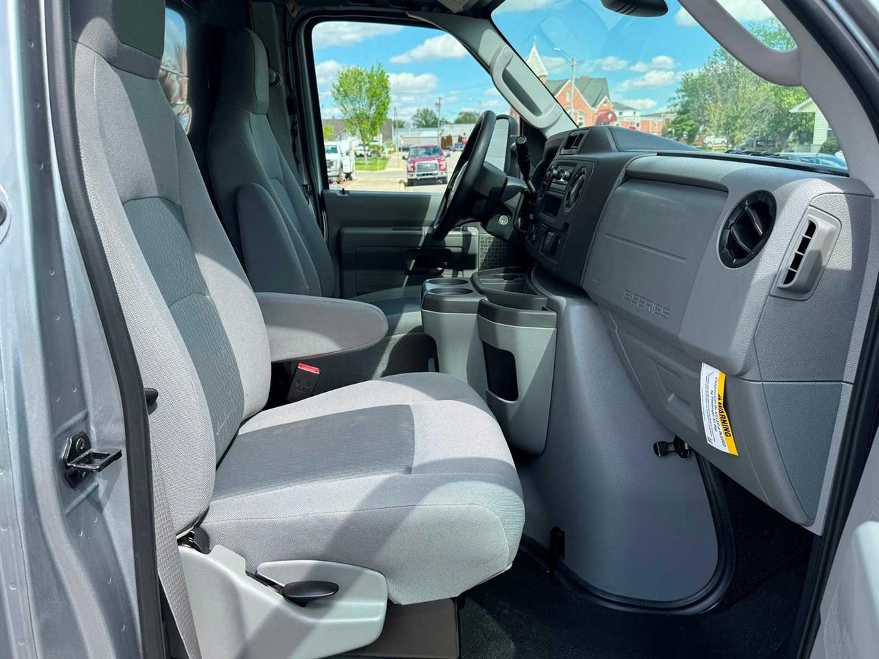 Ford E-Series Cutaway E-350 DRW 176" WB 2027