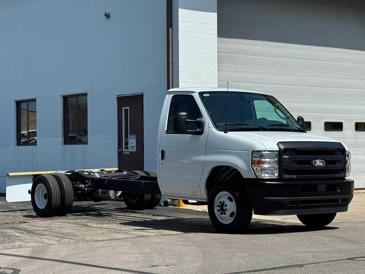 Ford E-Series Cutaway E-450 DRW 158" WB 2027