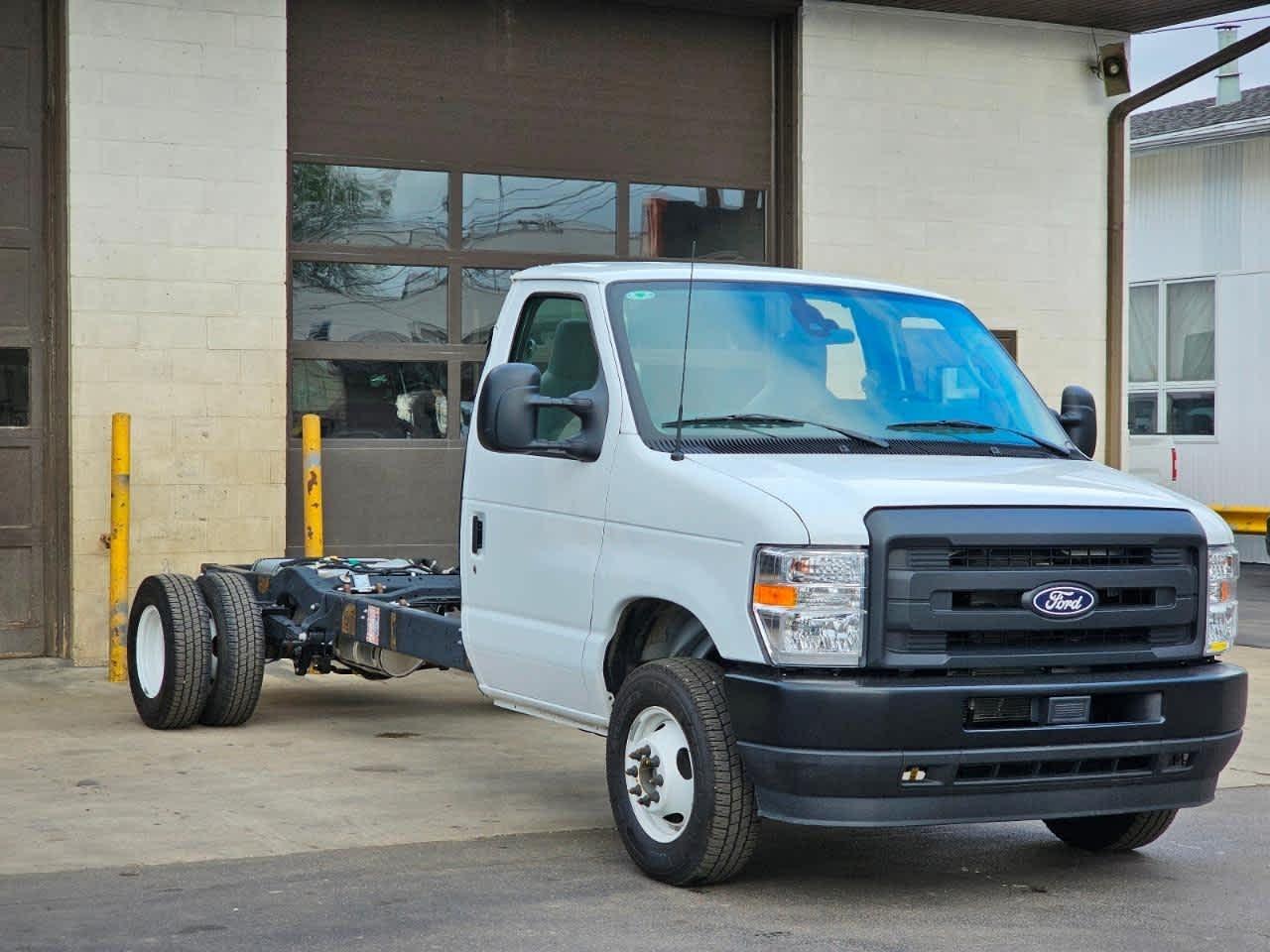 Ford E-Series Cutaway E-450 DRW 158" WB 2027