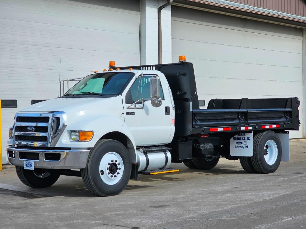 Ford Super Duty F-750 Straight Frame Reg Cab XL 2011