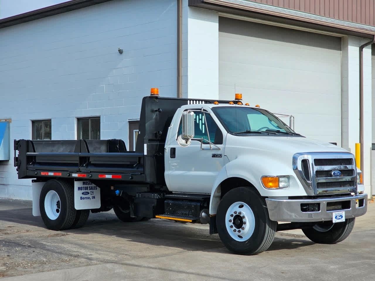 Ford Super Duty F-750 Straight Frame Reg Cab XL 2011