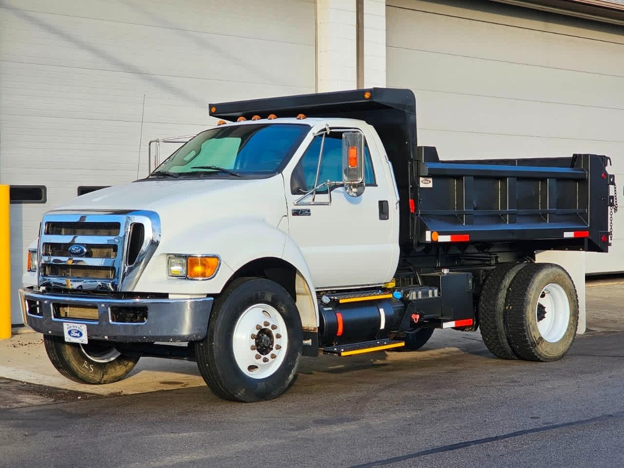 Ford Super Duty F-750 Straight Frame Reg Cab XL 2015
