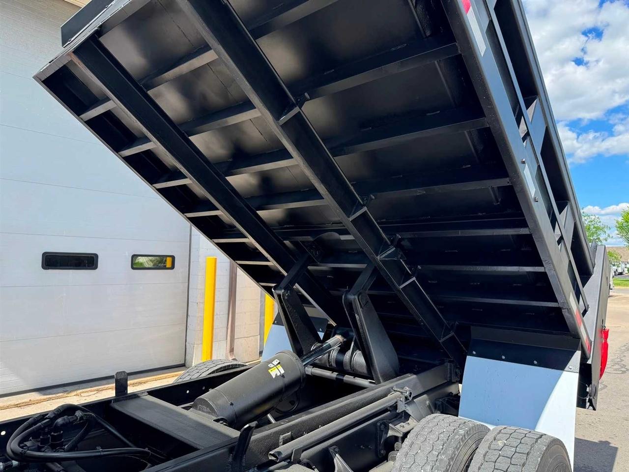 2015 Ford Super Duty F-750 Straight Frame 17