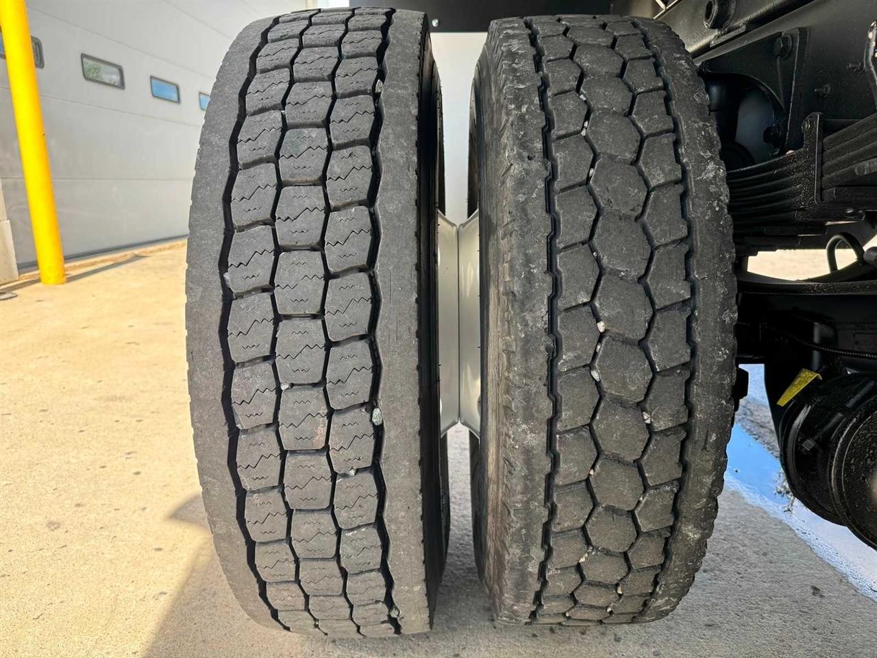 2015 Ford Super Duty F-750 Straight Frame 25