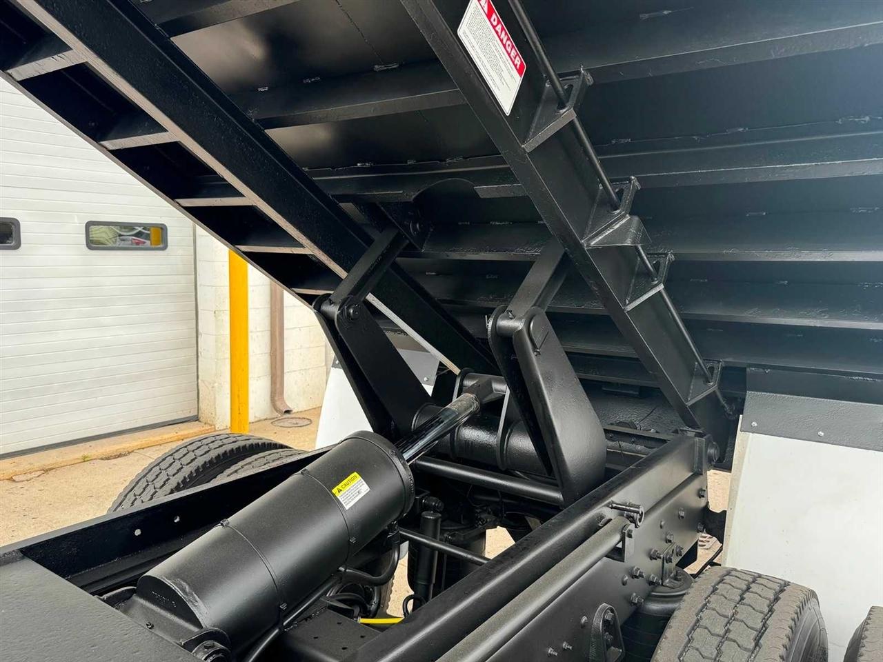 2015 Ford Super Duty F-750 Straight Frame 17