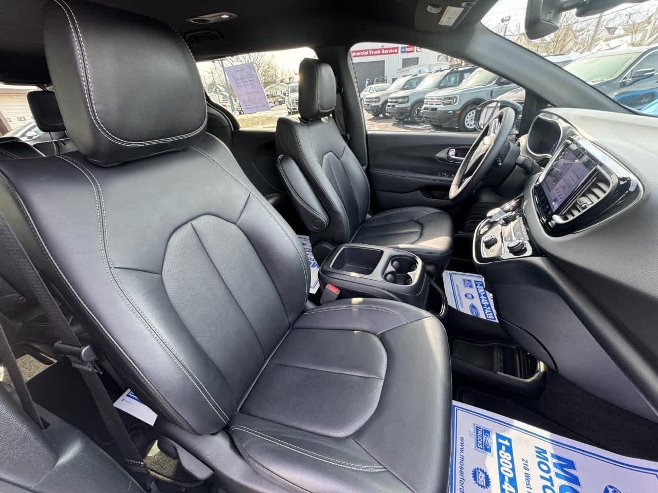 Chrysler Pacifica Select FWD 2025