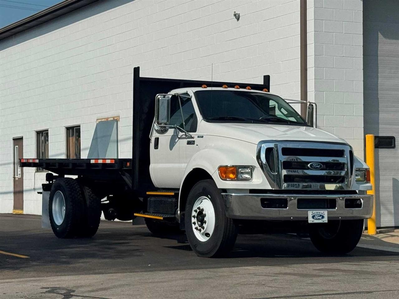 Ford Super Duty F-750 Straight Frame Reg Cab XL 2011