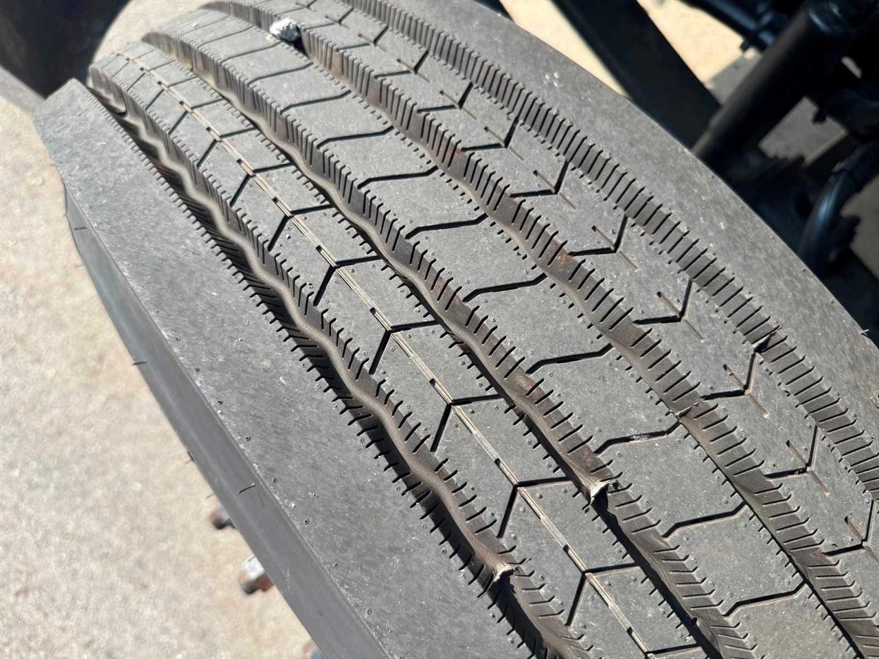 Ford Super Duty F-750 Straight Frame Reg Cab XL 2011