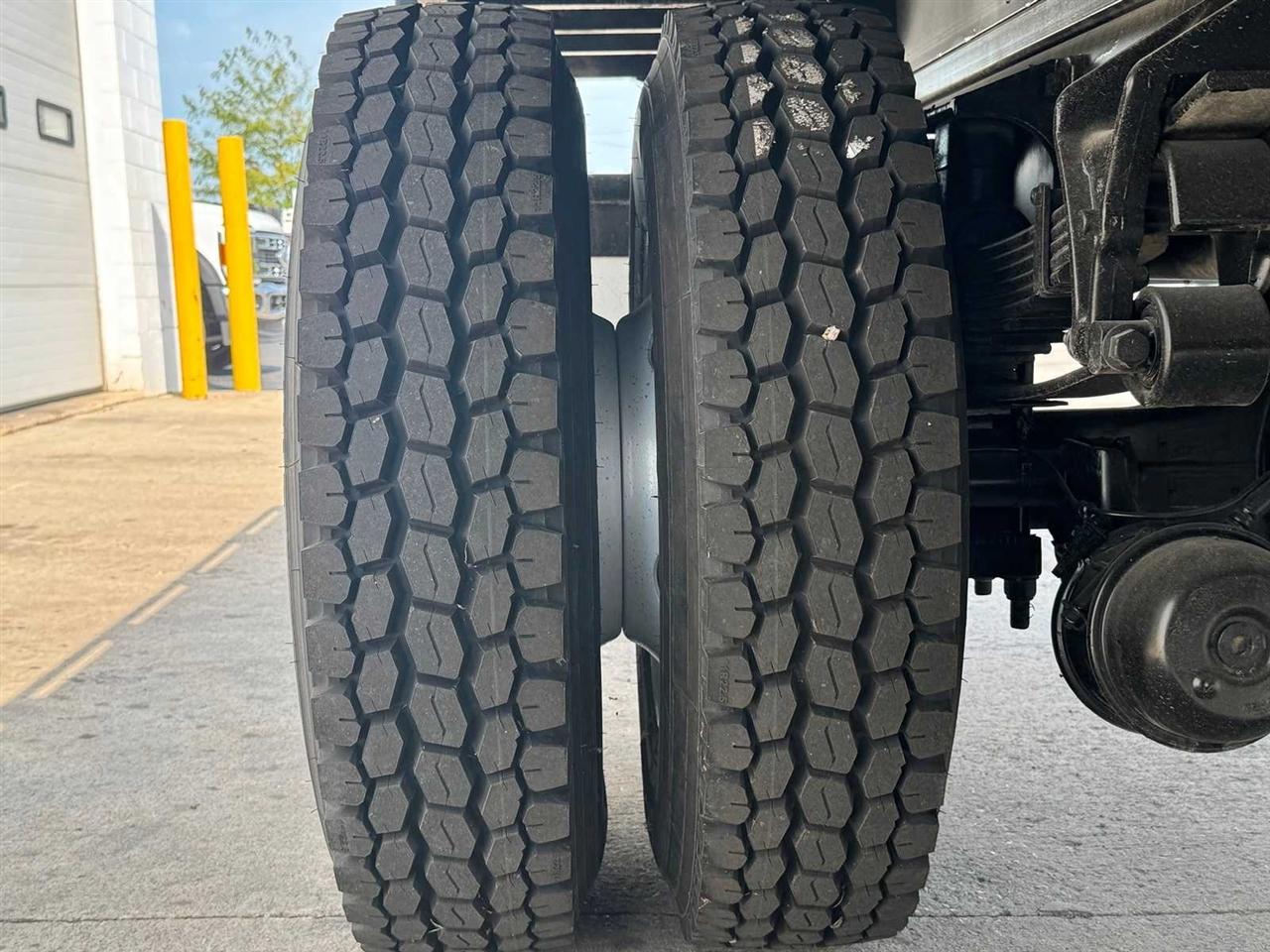 Ford Super Duty F-750 Straight Frame Reg Cab XL 2011