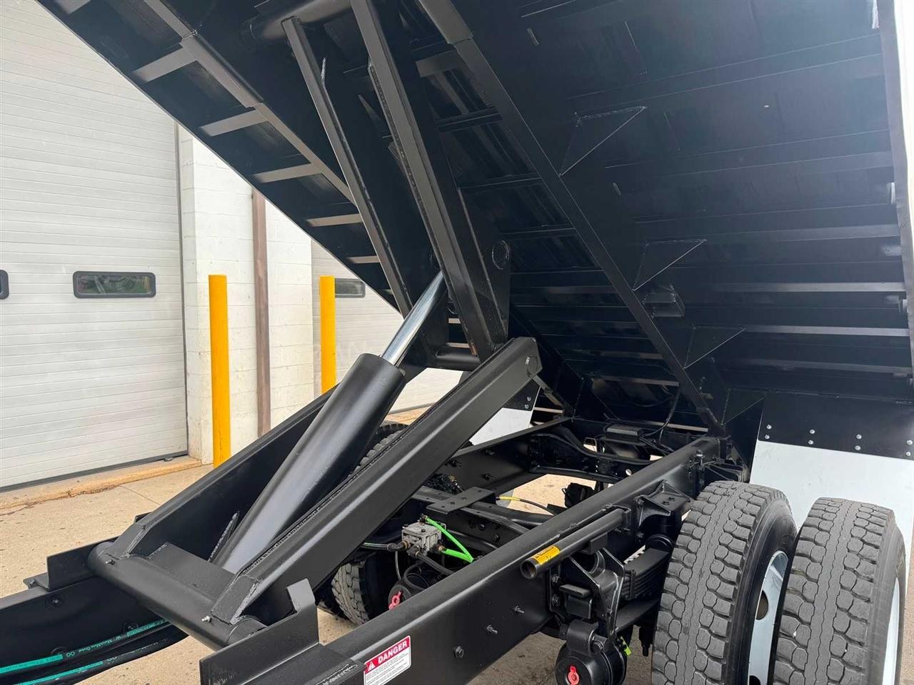 Ford Super Duty F-750 Straight Frame Reg Cab XL 2015