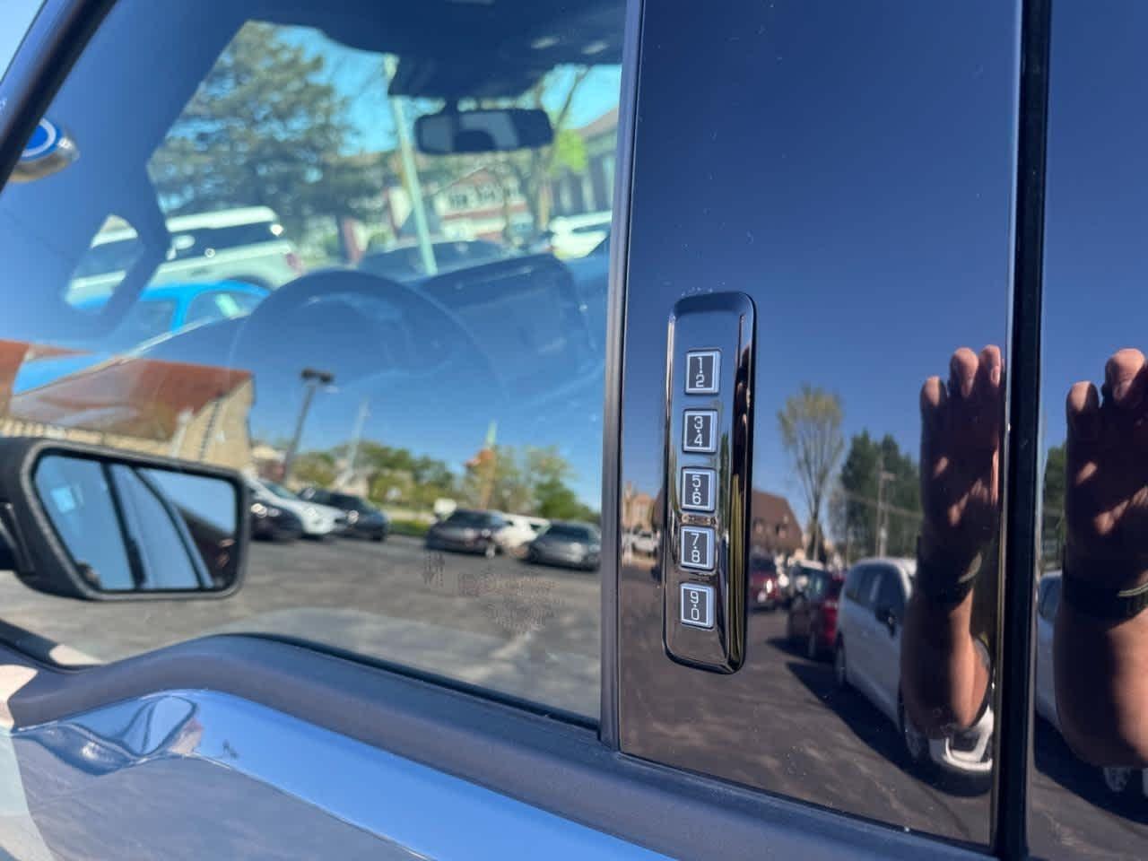 Ford F-150 XL 4WD SuperCrew 5.5' Box 2023