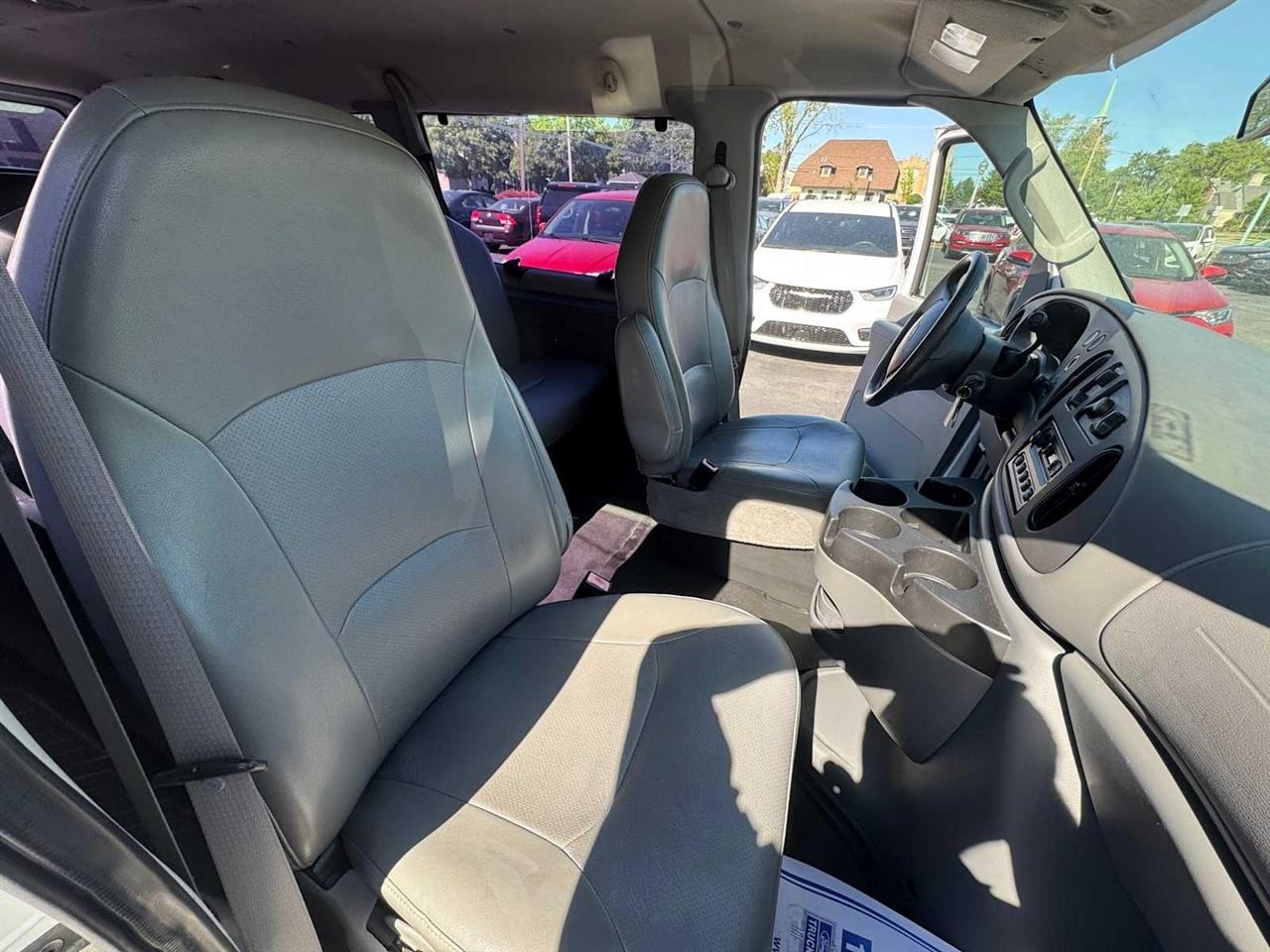 Ford Econoline Wagon E-350 Super Duty XLT 2008