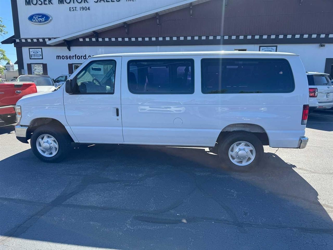 Ford Econoline Wagon E-350 Super Duty XLT 2008
