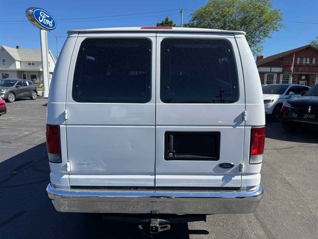 Ford Econoline Wagon E-350 Super Duty XLT 2008