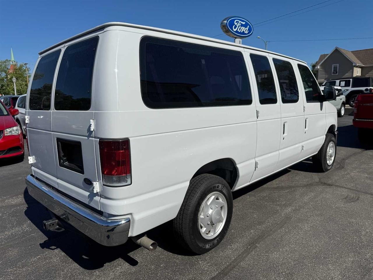 Ford Econoline Wagon E-350 Super Duty XLT 2008