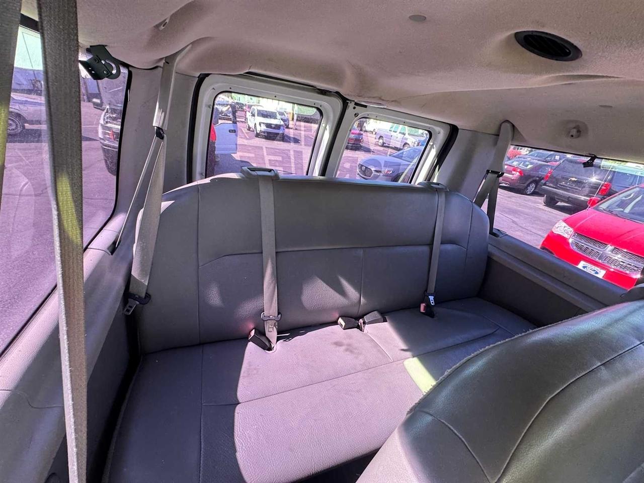 Ford Econoline Wagon E-350 Super Duty XLT 2008