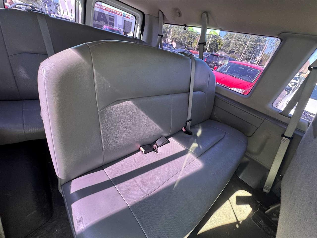 Ford Econoline Wagon E-350 Super Duty XLT 2008