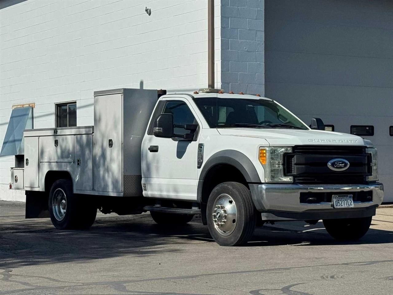 Ford Super Duty F-550 DRW XLT 2WD Reg Cab 169" WB 84" CA 2017