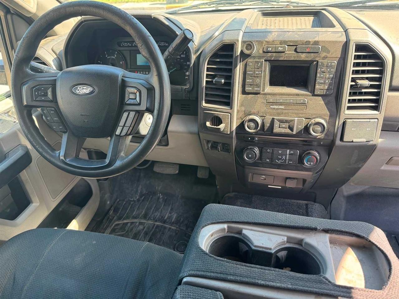 Ford Super Duty F-550 DRW XLT 2WD Reg Cab 169" WB 84" CA 2017