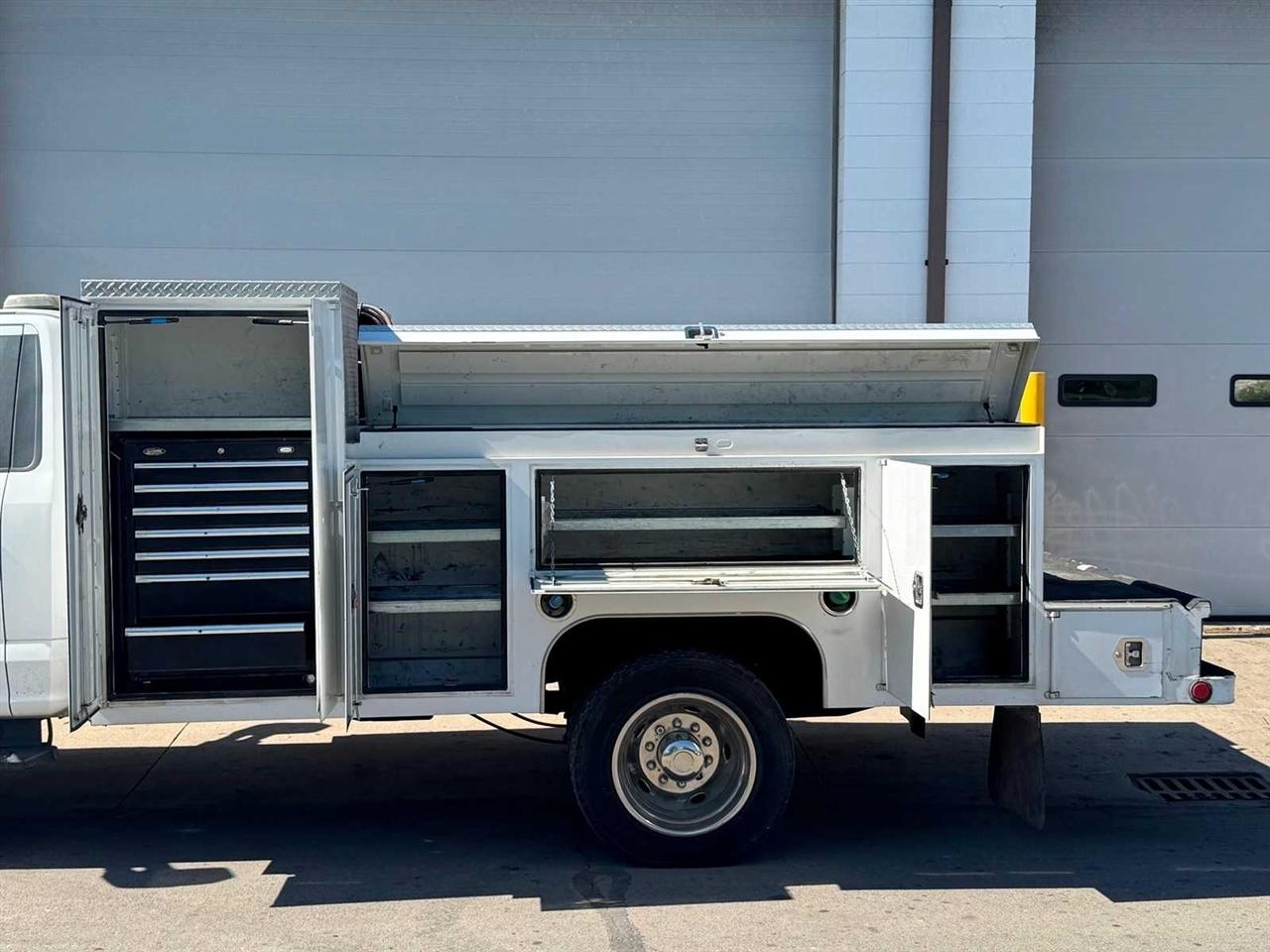 Ford Super Duty F-550 DRW XLT 2WD Reg Cab 169" WB 84" CA 2017