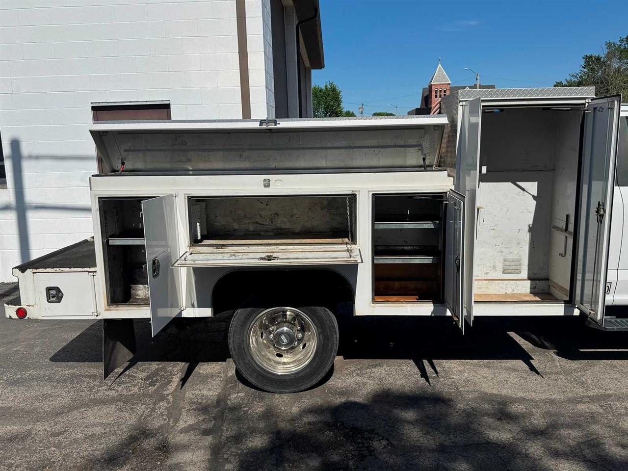 Ford Super Duty F-550 DRW XLT 2WD Reg Cab 169" WB 84" CA 2017