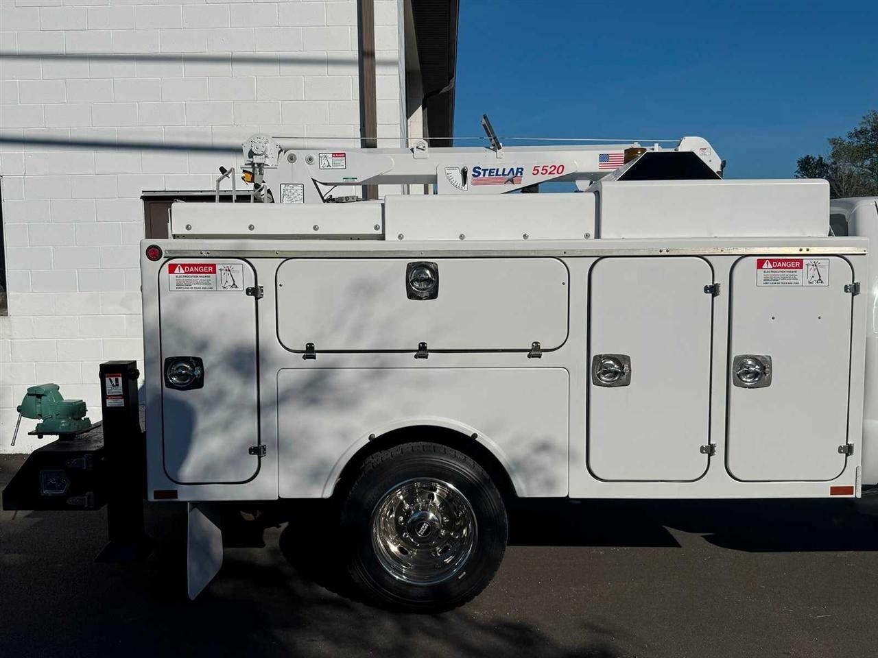 Ford Super Duty F-550 DRW 2WD Reg Cab 141" WB 60" CA XL 2015