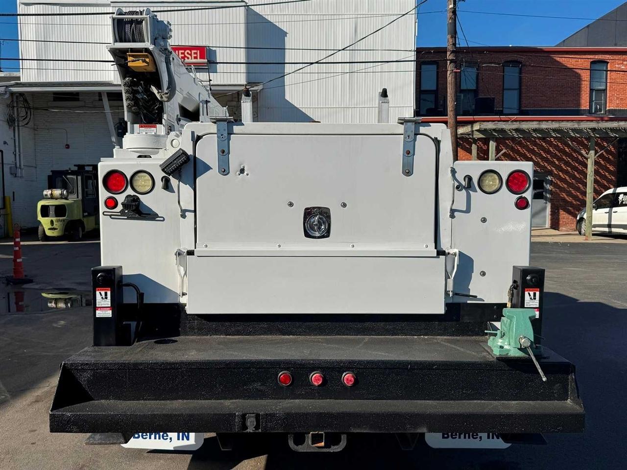 Ford Super Duty F-550 DRW 2WD Reg Cab 141" WB 60" CA XL 2015