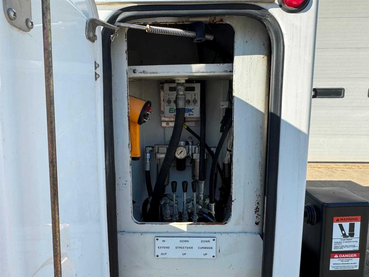 Ford Super Duty F-550 DRW 2WD Reg Cab 141" WB 60" CA XL 2015