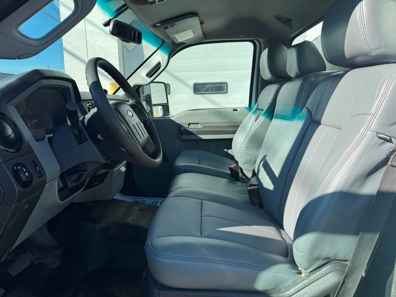 Ford Super Duty F-550 DRW 2WD Reg Cab 141" WB 60" CA XL 2015