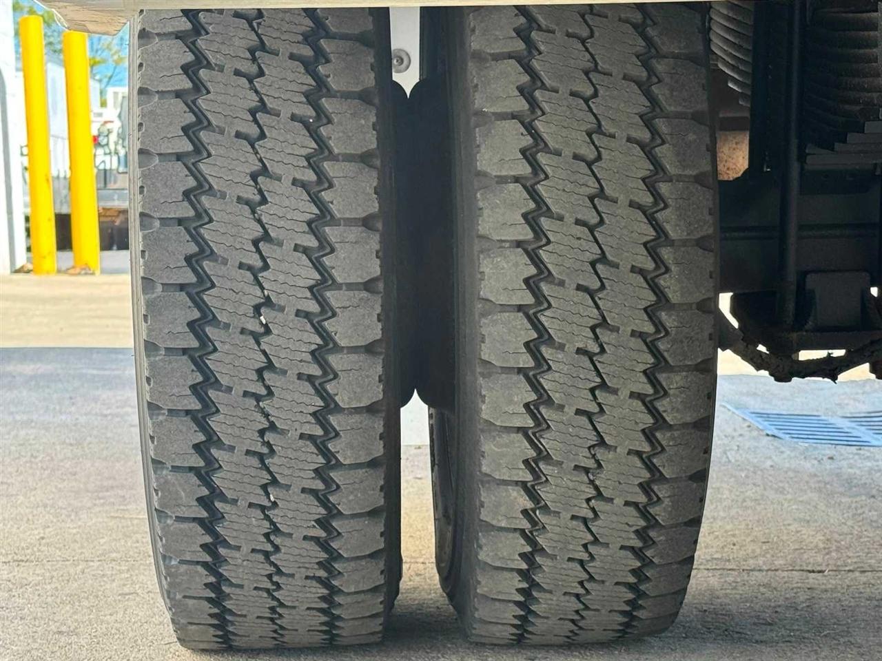 Ford Super Duty F-550 DRW 2WD Reg Cab 141" WB 60" CA XL 2015