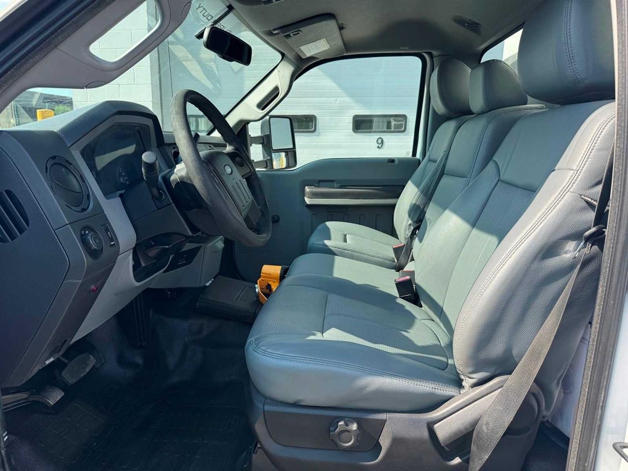 Ford Super Duty F-550 DRW 2WD Reg Cab 141" WB 60" CA XL 2015
