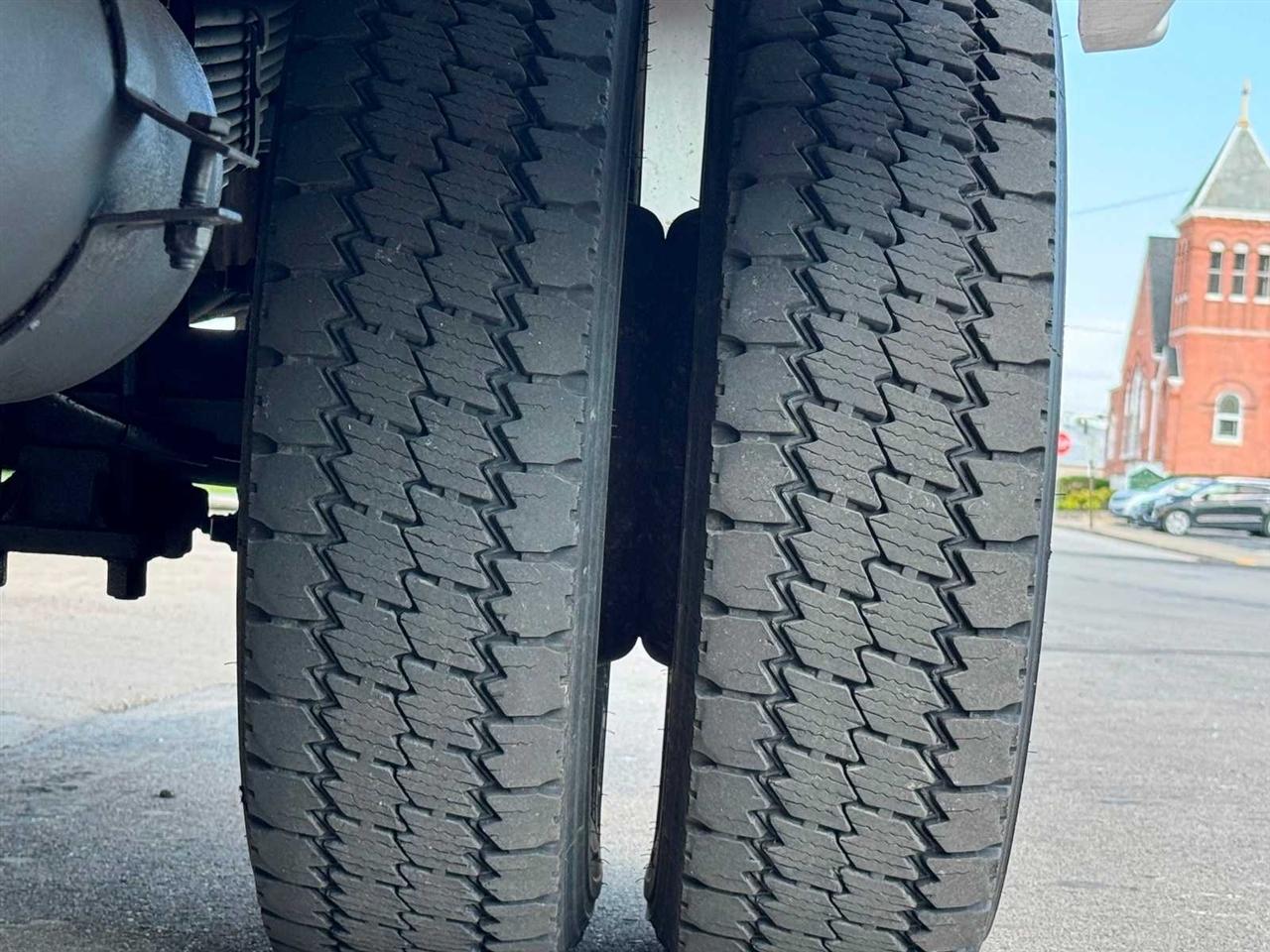 Ford Super Duty F-550 DRW 2WD Reg Cab 141" WB 60" CA XL 2015