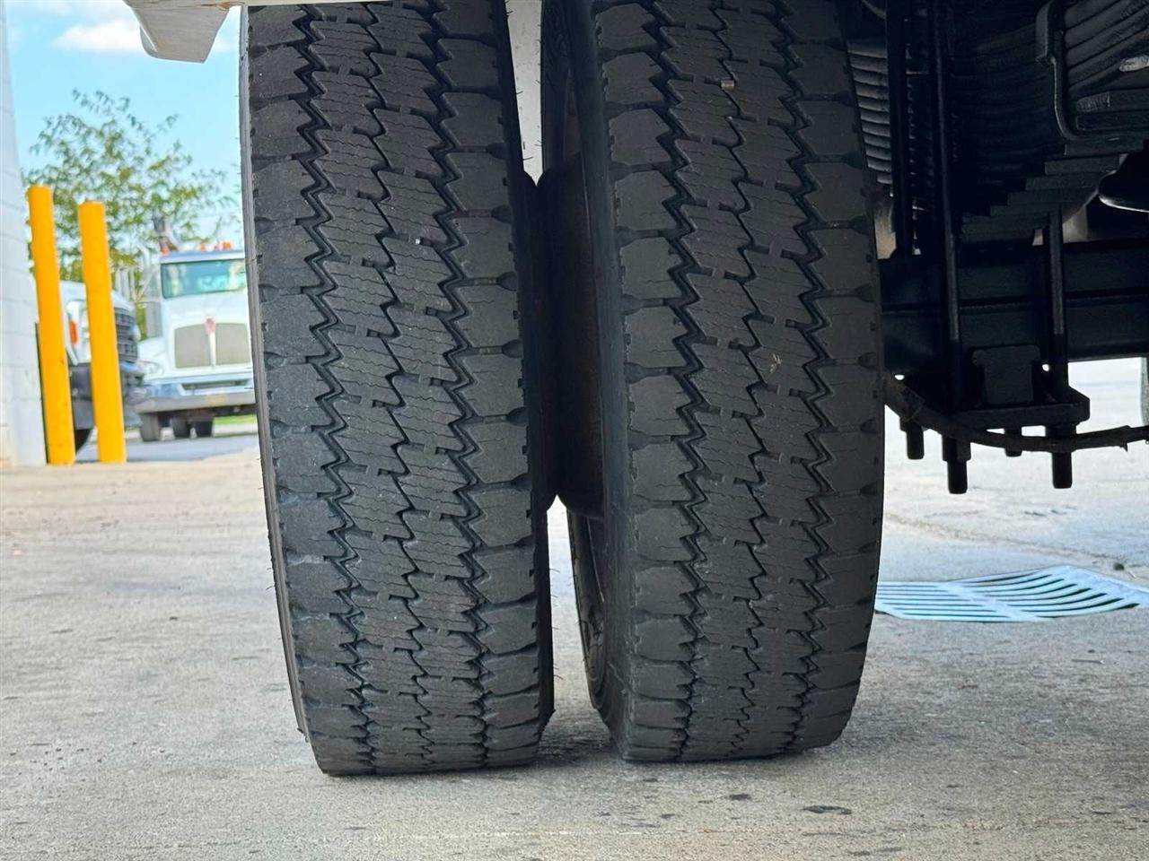 Ford Super Duty F-550 DRW 2WD Reg Cab 141" WB 60" CA XL 2015