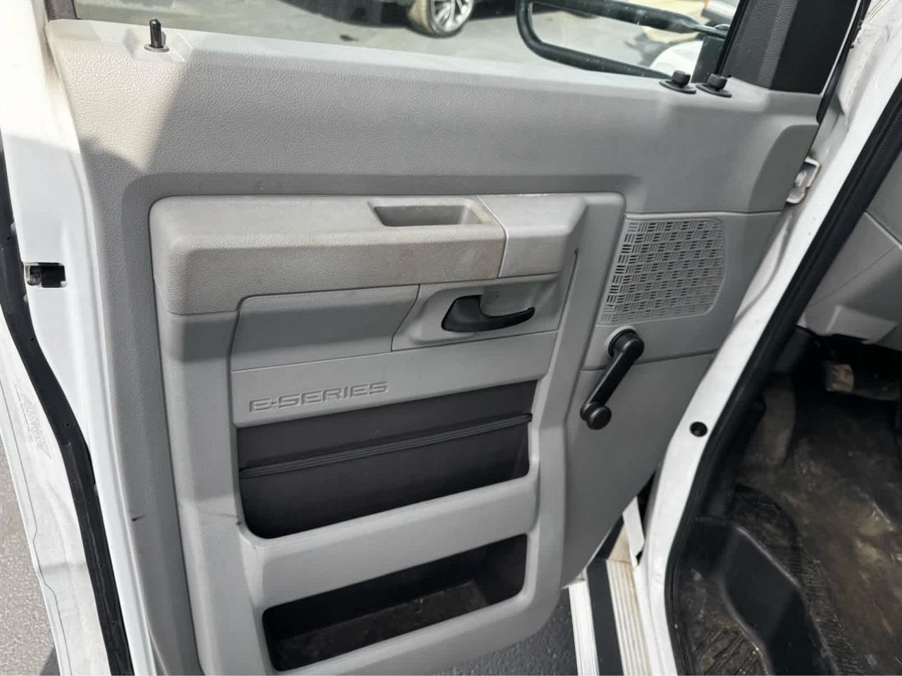 Ford Econoline Commercial Cutaway E-450 Super Duty 158" DRW 2012