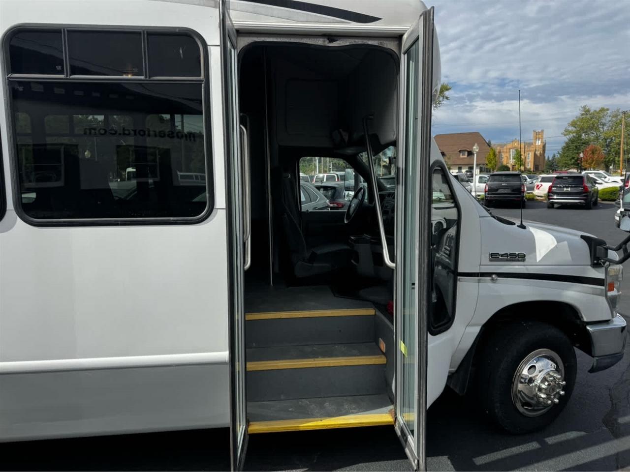 Ford Econoline Commercial Cutaway E-450 Super Duty 158" DRW 2012