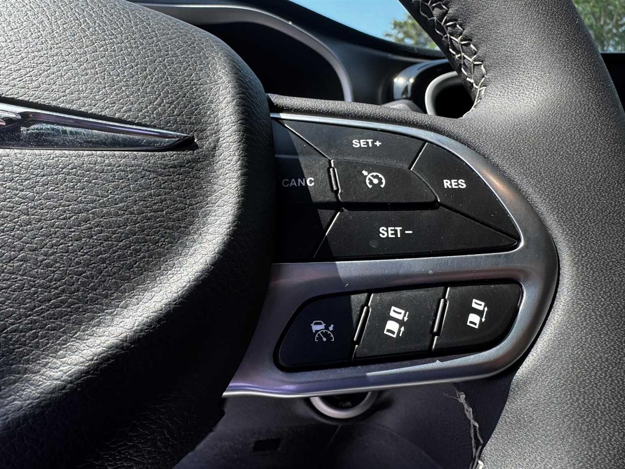 Chrysler Pacifica Hybrid Select FWD 2025