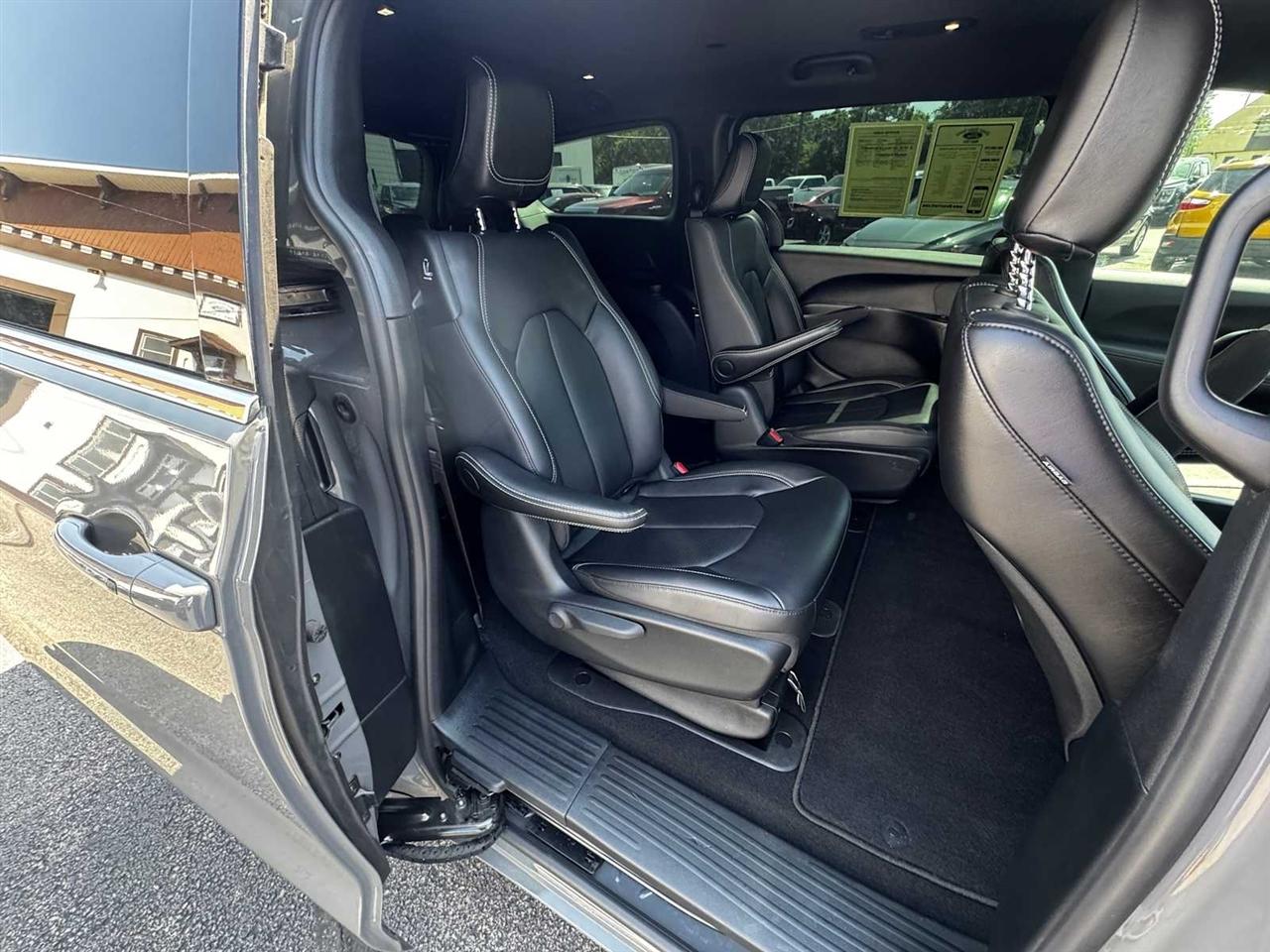 Chrysler Pacifica Hybrid Select FWD 2025