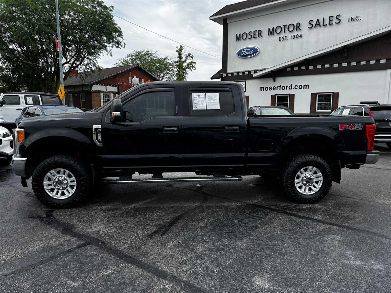 Ford Super Duty F-250 SRW XLT 4WD Crew Cab 8' Box 2017