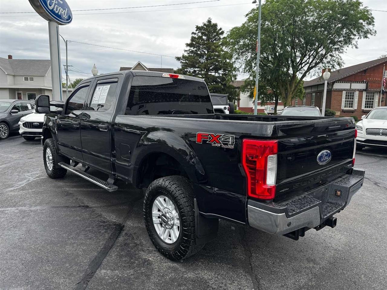Ford Super Duty F-250 SRW XLT 4WD Crew Cab 8' Box 2017