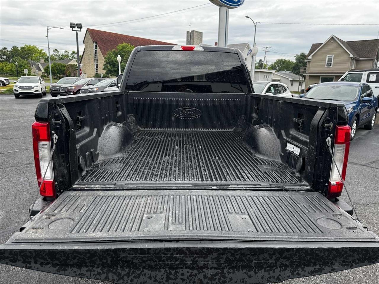Ford Super Duty F-250 SRW XLT 4WD Crew Cab 8' Box 2017