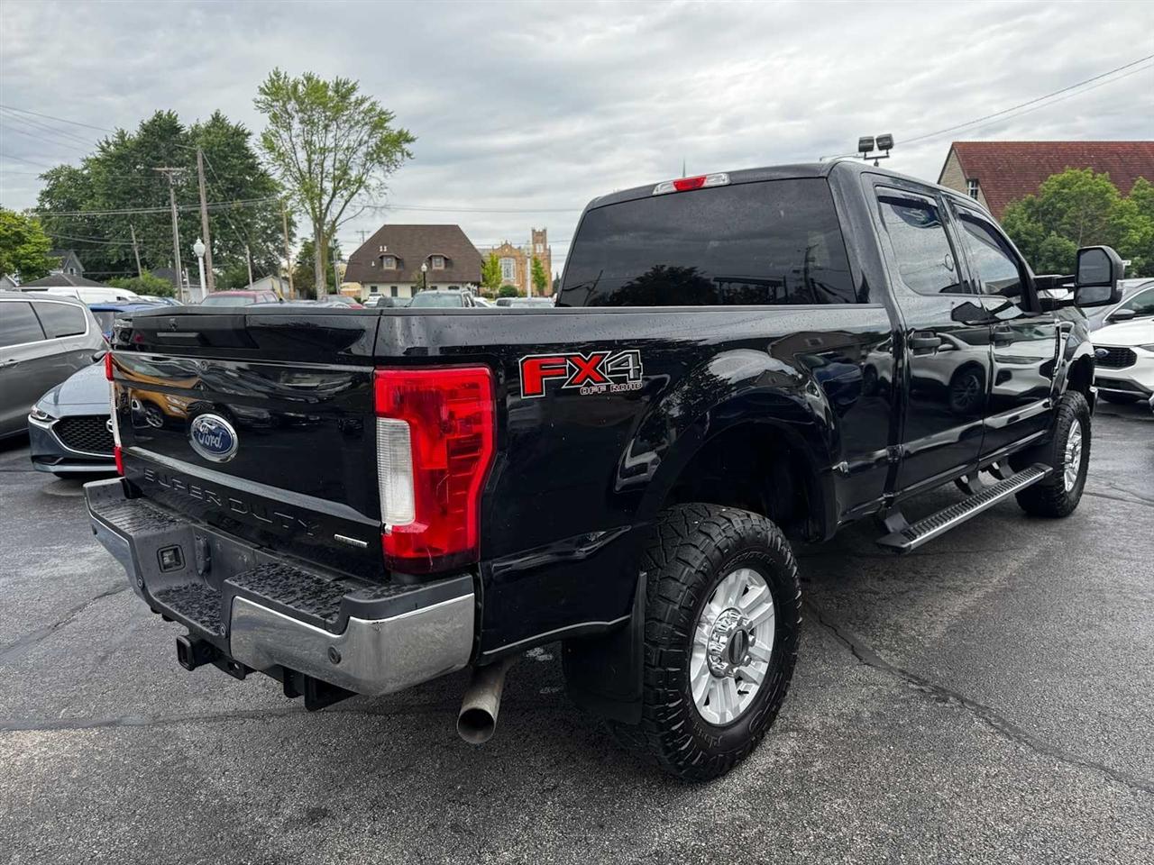 Ford Super Duty F-250 SRW XLT 4WD Crew Cab 8' Box 2017