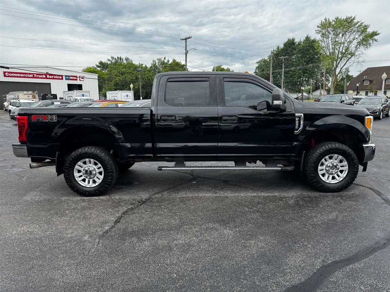 Ford Super Duty F-250 SRW XLT 4WD Crew Cab 8' Box 2017