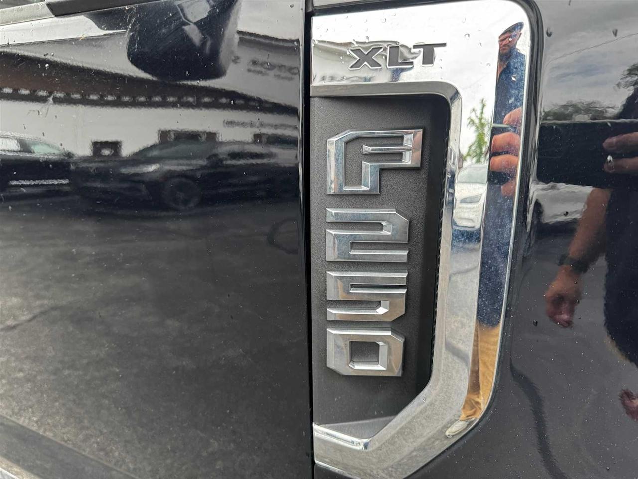 Ford Super Duty F-250 SRW XLT 4WD Crew Cab 8' Box 2017